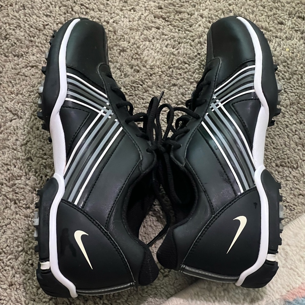 Nike women’s Black & White golf Shoes size 6 no flaws great condition used once